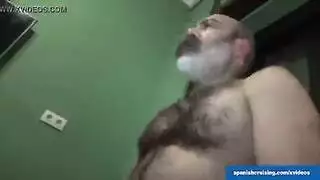جلسة تدليك جامحة مع عاهرة ذات مهبل مشعر