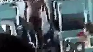 فتاة في كعب عالٍ تداعب فرجها المبلل بينما يراقبها رجل