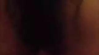 كتكوت يرتدي بنطالًا جيدًا يركب بقوة على جوهرة تبدو