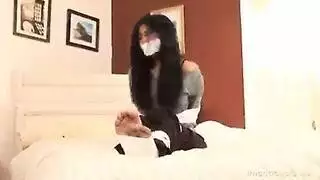 جنس قوي على الأرض: شقراء مكممة وسمراء تركب