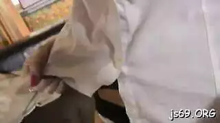 مؤخرة الدب الصغير تتمدد بقضيب صنوبر خشبي