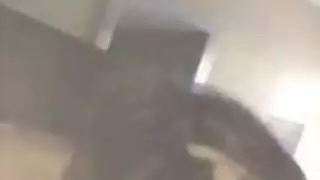 الأم الشقراء داكنة البشرة تكشف عن ثدييها الكبيرين في الرواق