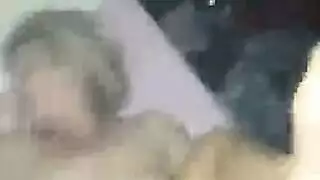 عابرة خبيرة تركب بقوة من شاب