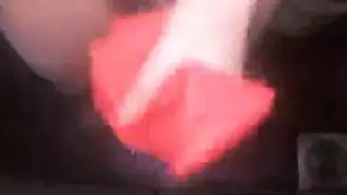 شقراء ترتدي ملابس داخلية تنتشر للكاميرا: فرك كس ولعب أثداء