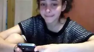 فيديو استمناء إباحي: فتاة سمراء ساخنة تمارس الجنس مع نفسها بلعبة