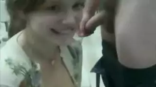 شقراء هواة تقدم مصاً محترفاً مع هزات جماعية ترجف فيها الأوراك