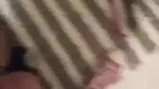 فتاة الأحذية الرياضية اللطيفة تتلقى قذفًا داخليًا يشنج أصابع قدميها