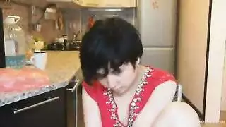 امرأة سمراء نحيفة في فيديو إباحي صريح وعنيف