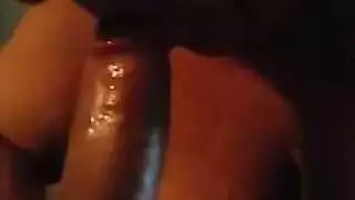 مراهقة مسمرة بنظارات تعطي مص عميق
