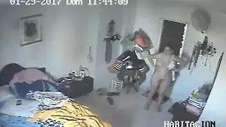 عدسة سرية تلتقط مشهد مص النظارات المصقولة