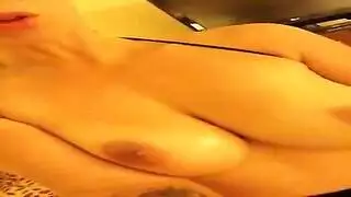 مراهقه تعرض بزازها على الويب كام