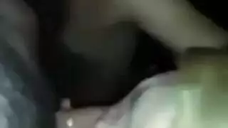 فتاتان تشاركان قضيباً قاسياً في جماع ثلاثي إباحي