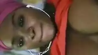 سودانيه جميلة بزازها كبيرة تمارس العادة السرية