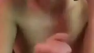 مراهقة تروّل على قضيب ناضج نابض