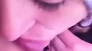 ‫فتاة تركية محجبة تتعمق في مص قضيب وتحصل على تدليل وقبلات‬