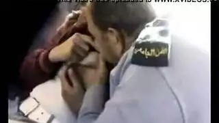 شرطي عربي يرتدي الزي ينيك فرجًا ضيقًا في السيارة، بقسوة وشدة