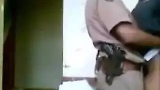 أرنوبة الشرطة تمتلئ بواسطة شريكها في المحطة الفارغة