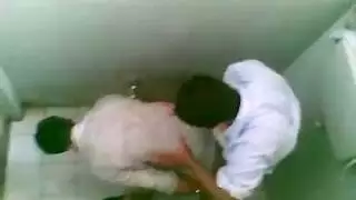 مراهق سعودي ينيك زميله في حمام المدرسة الفيديو الإباحية