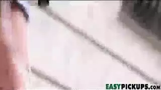 يذلها وتعاملها ككلبه