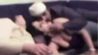 رجل عربي يمارس التركيه