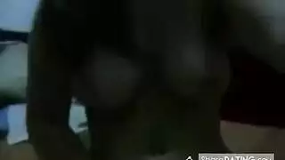 مصري بقميص احمر