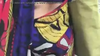 جميلة سمراء تتوق لرذاذ مني كثيف على ثدييها الطبيعيين الكبيرين