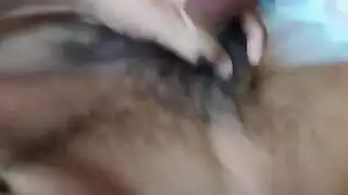 الجمال السمراء المتألق يحصل على حفرة عذراء مليئة بعمق