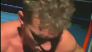 بطل الملاكمة بالأزرق يتم التقاطه بالكاميرا قبل مشهد للكبار فقط