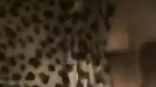 حلق ومؤخرة مليئان بالقضيب الصلب يؤديان إلى قذف كبير