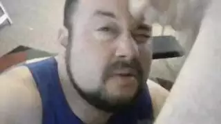 رجل عجوز ذو جسم عضلي على وشك أن يكون صعبًا ويضرب النساء بهذا الشكل