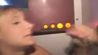 الجمال ذو الشعر القصير يرتدي جوارب مثيرة ولسراويل القسم بينما يمتص ديك ضخم