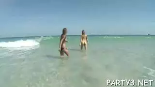 سحاق صريح: نيك على الكرسي مع طحن مهبلي