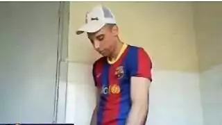 تتعرى لعشيقها، يتم تحفيزها بأصابعه ثم تمارس الجنس بقوة في كسها المبلل