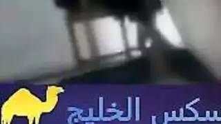 جسد ضيق يأخذ قضيبًا قاسيًا: يدها تقود الطريق إلى الداخل