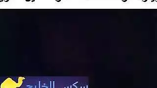 فتاة فاتنة تمسك ثدييها بقوة وتقدم استمناء سلسًا