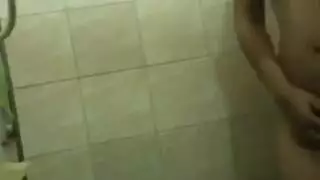 زوج ديوث يخدم رغبات زوجته وهو متحول