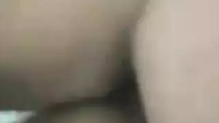 عاهرة هاوية تقفز بقوة على قضيب عشيقها الجانبي