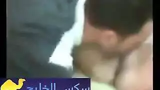 استمناء هجابي: فمه وأصابعه على بظرها