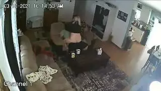 زوجته غائبة، فيدعو صديقته لجلسة نيك إباحية
