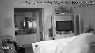 يداعب كس حبيبتة و ينكحها و تصورة الكاميرات