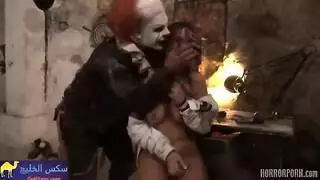 فتاة مختطفة تُجبر على ممارسة الجنس مع مهرج قاتل