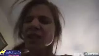 سكس سيارة شهواني أم خائنة تعطي مصة جانب الطريق