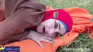 شريط جنسي لمحجبة: الأيدي مثبتة، زب سميك يغزو كسها