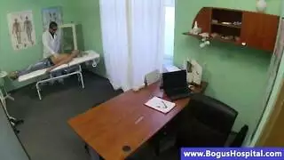 عقاب شقراء الثدي الصغيرة