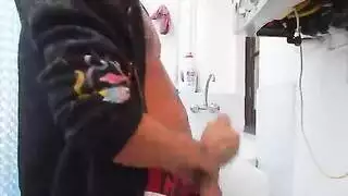 التدليك العائلي يتحول لإكس إكس إكس بينما الأم تلعب بمهبل الابنة المبلل