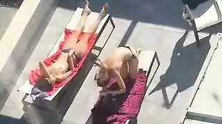 زبار نابضة عملاقة في حفلة جنس جماعي صريحة