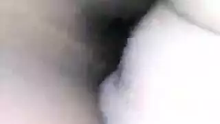 الفتاة الشبقية تخلع ملابسها وتستمني فرجها الحليق