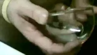 شاب يثبت قدرته على التحمل مع قضيب في فم شره