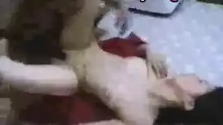 أخت تأخذ عدة أعضاء ذكرية بينما يشاهد الأخ