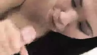 قضيب يحطم الأرقام القياسية يضرب مراهقة صغيرة في فيلم إباحي صريح